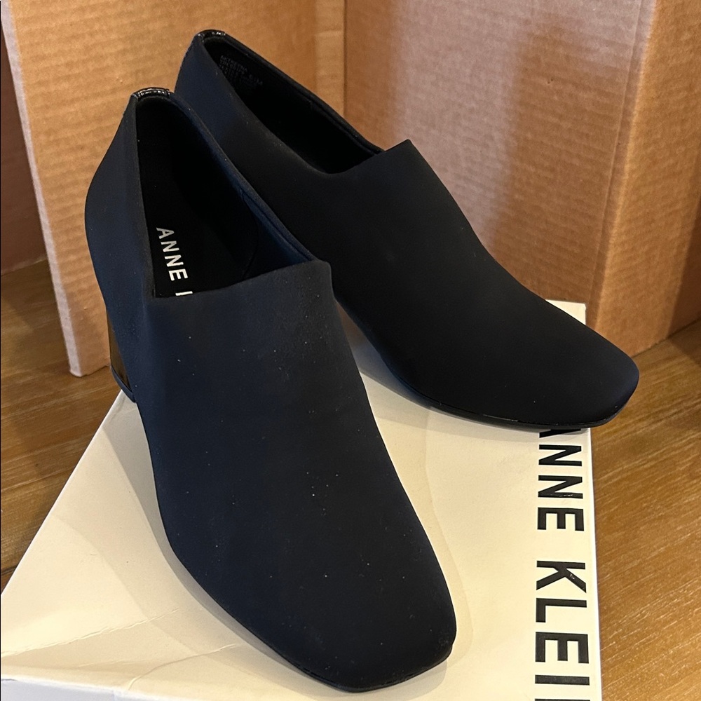 Anne Klein black shoe with patent leather heel Easy Slip on shoe LIKE NEW